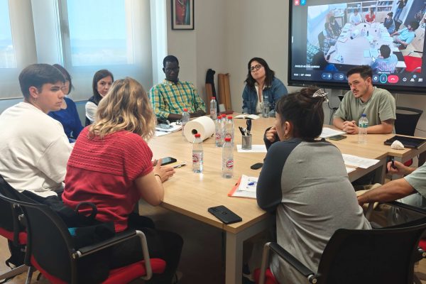 El CEMyRI impulsa espacios de diálogo para brindar mejores condiciones a las trabajadoras migrantes dentro del sector agrícola en Almería.