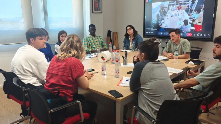 El CEMyRI impulsa espacios de diálogo para brindar mejores condiciones a las trabajadoras migrantes dentro del sector agrícola en Almería.